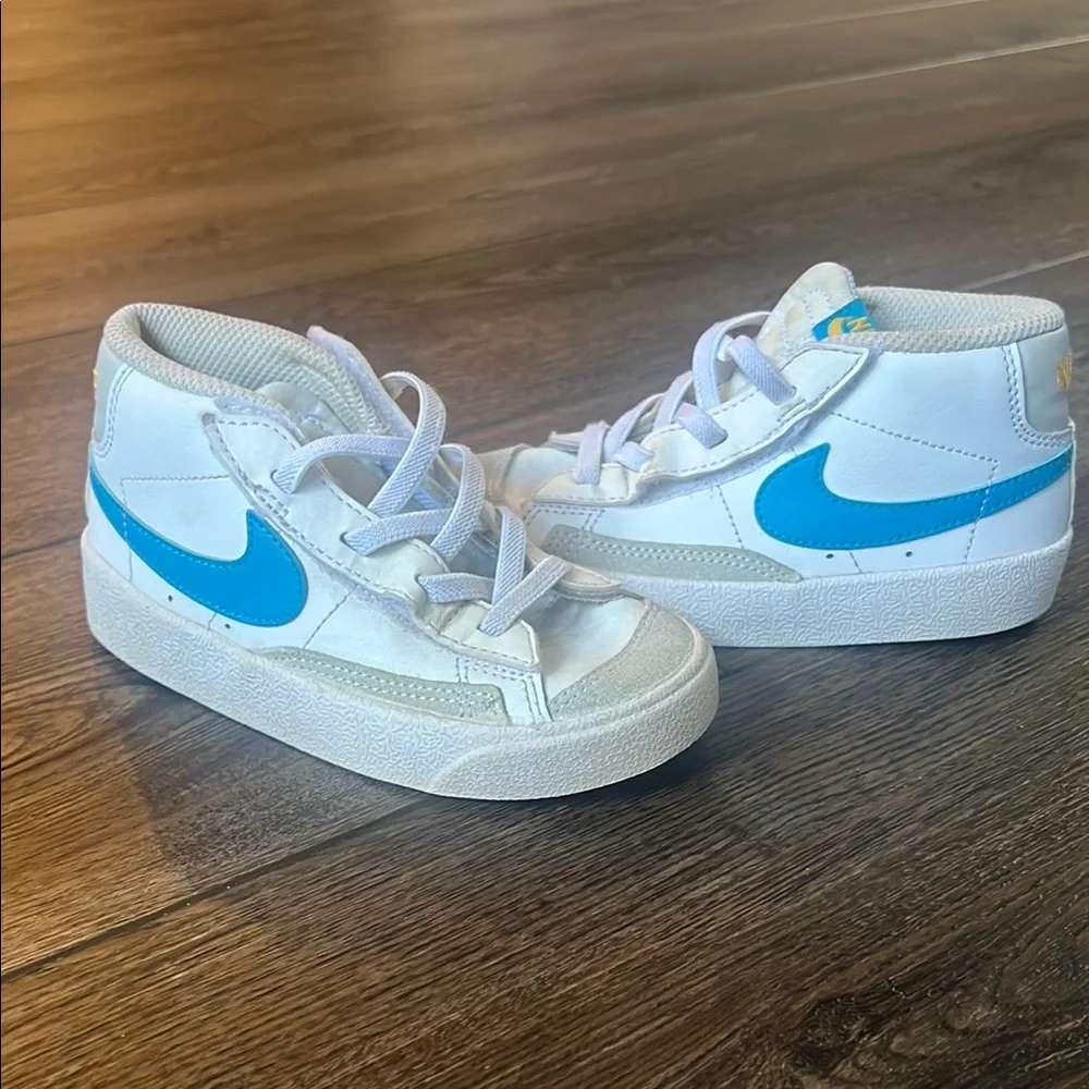 Nike Kids White Sneakers (9C) - Picture 1 of 4